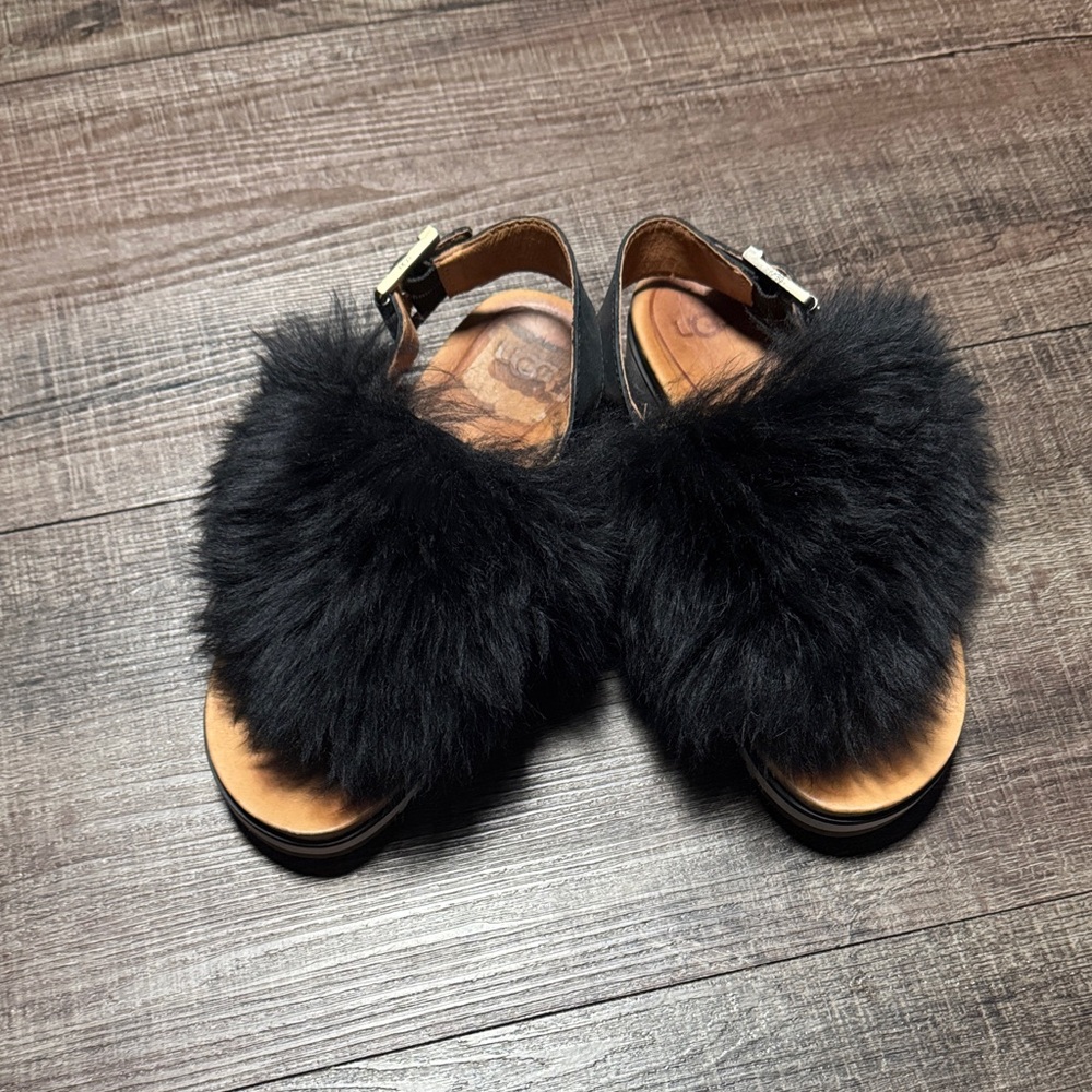 UGG Holly Sandal with black fluffy sheepskin